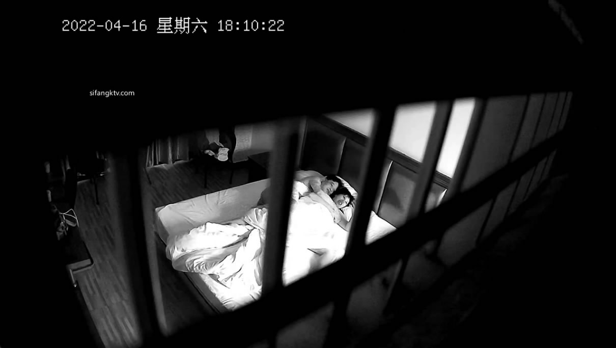 新流出360酒店摄像头偷拍干部模样大叔星期六和单位情人幽会轮流上位草