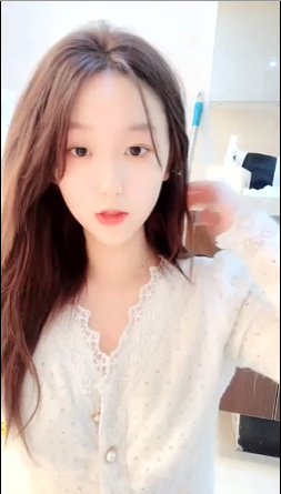 超高颜值学生妹【大学宿舍_上篇】活力美少女，说话嗲嗲很会玩诱惑，掏出美乳揉捏，翘起美腿拨开内裤，手指扣穴水声