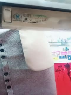 闷骚的超市老板娘露脸看着店发骚，招呼走顾客就跟狼友互动，漏出骚奶子给狼友看，穿着情趣丝袜好诱惑真骚第02集
