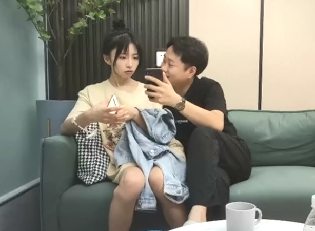 青春美少女，80多斤纤细美腿，高清拍摄超近视角，骑乘抽插站立后入