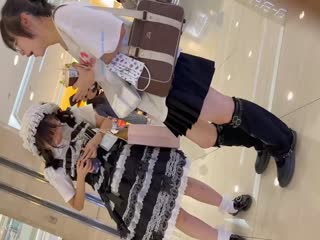 商场尾随抄底反差眼镜妹裙底